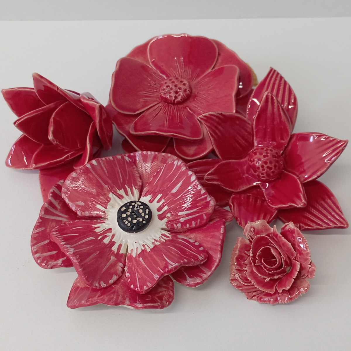 Rózsaszín és piros kézműves kerámia virágok- workshop termékek